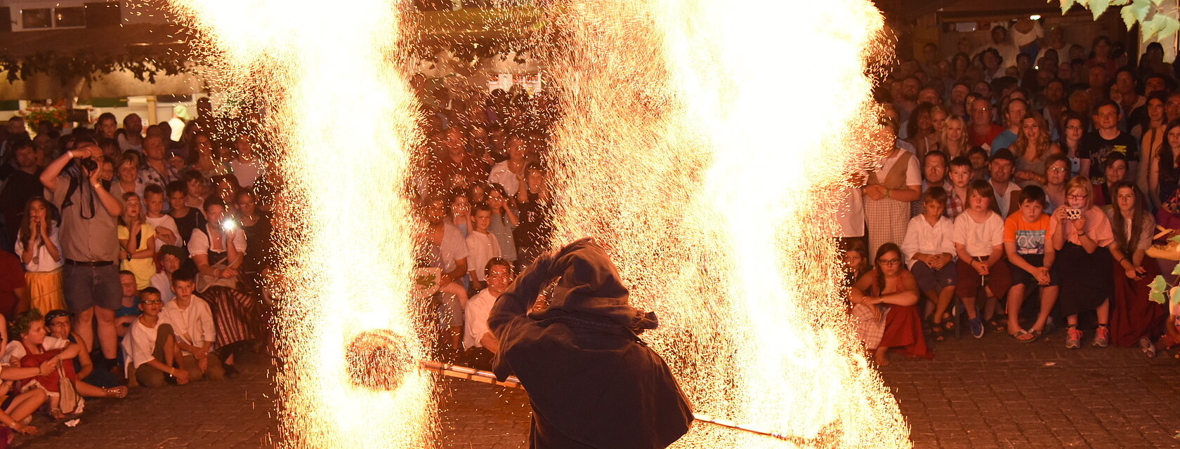 Große Feuershow beim Historischen Stadtfest Monheim 2018 auf der Bühne am Marktplatz